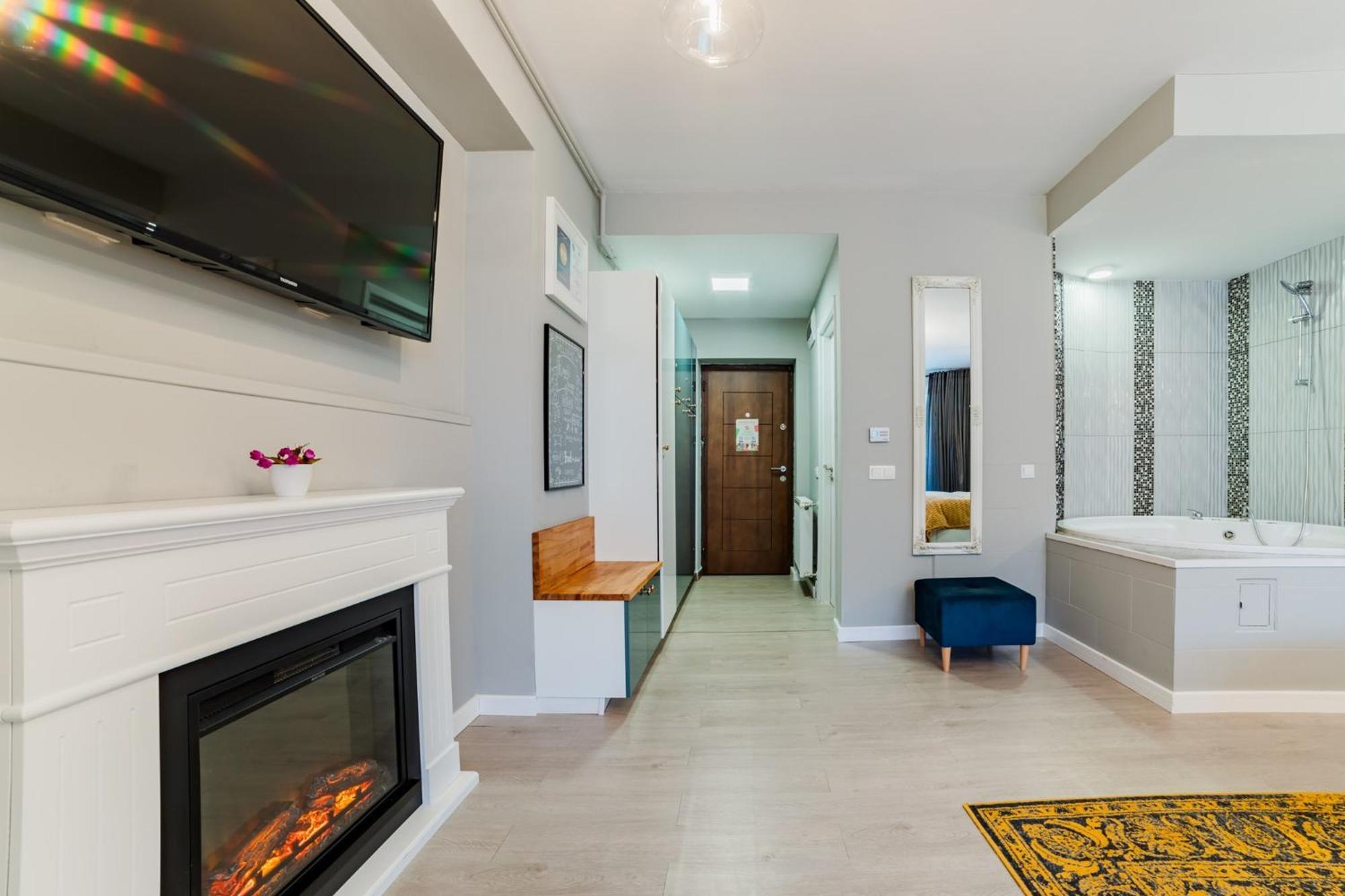 Romantic Jacuzzi Luxury Apartment